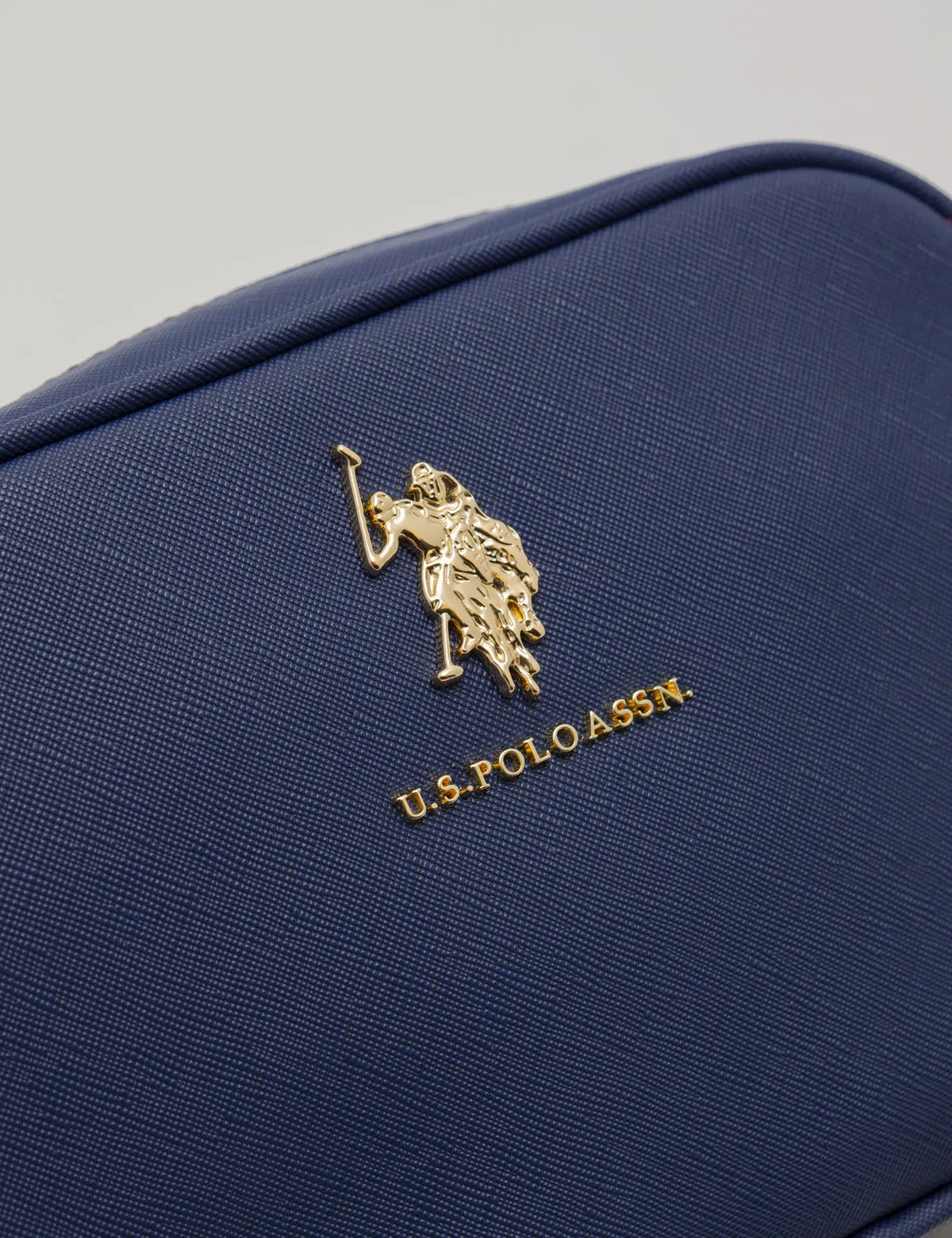 CLASSIC ZIP CROSSBODY BAG
