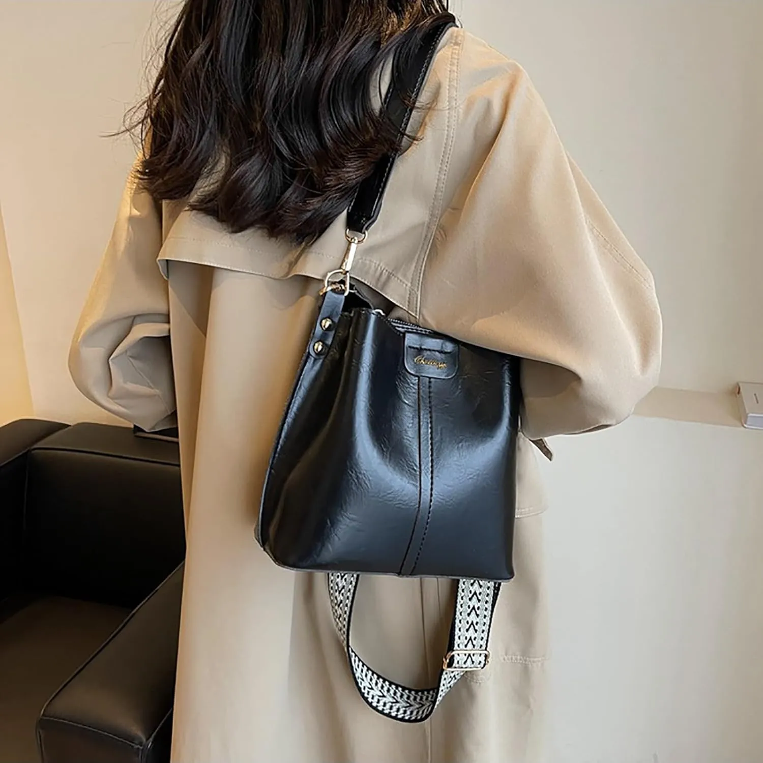 Versatile Vintage Barrel Bag with Wide Shoulder Strap Retro Crossbody Purse for Women (Black)