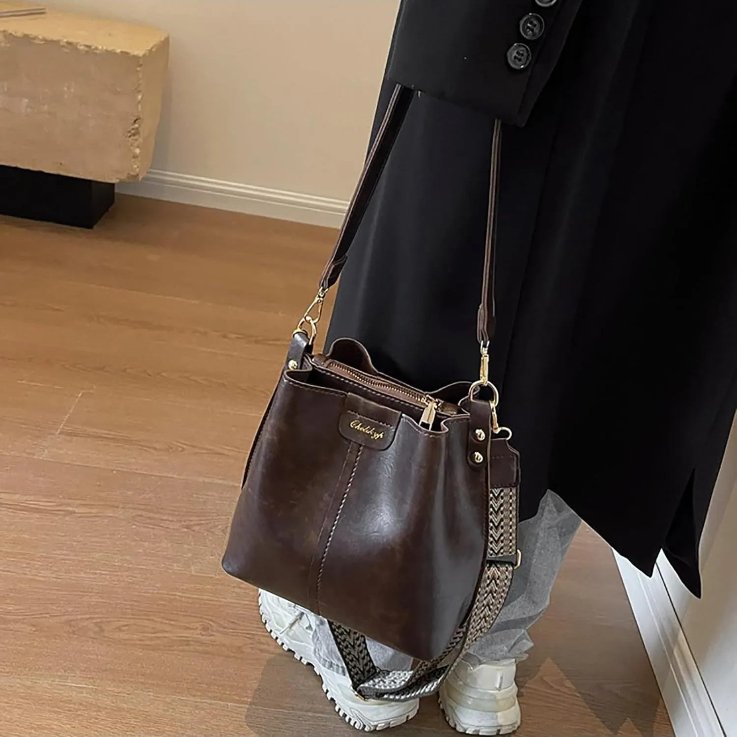 Versatile Vintage Barrel Bag with Wide Shoulder Strap Retro Crossbody Purse for Women (Black)