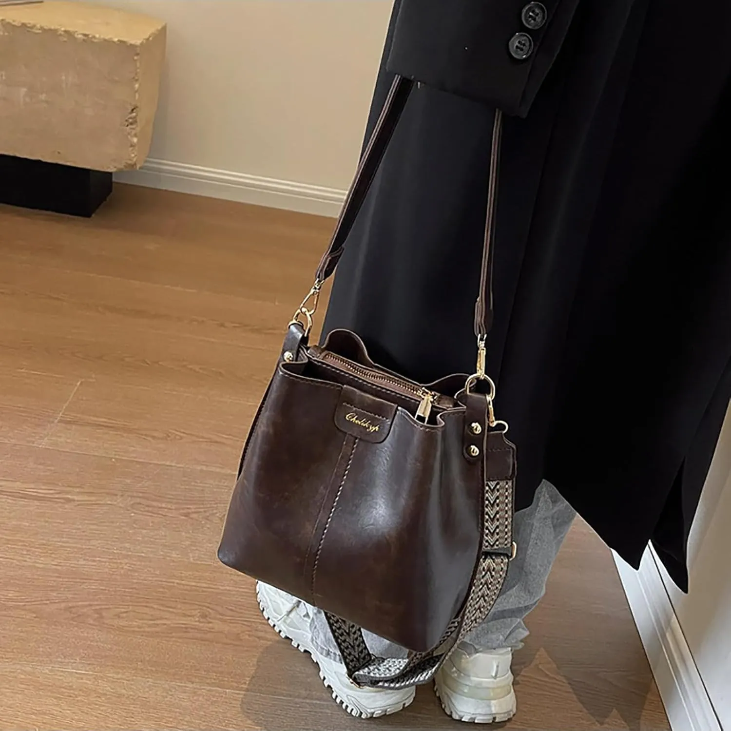 Versatile Vintage Barrel Bag with Wide Shoulder Strap Retro Crossbody Purse for Women (Black)